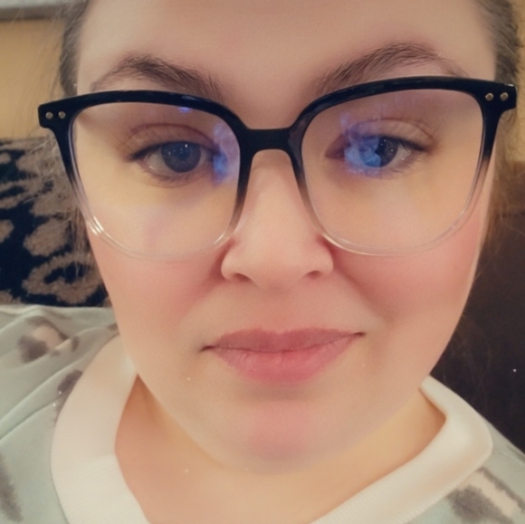 Meet your Posher, Kara - Picture 2 of 2